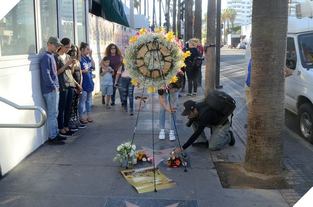 Đại lộ Danh Vọng nơi các fan hâm mộ tiễn đưa Stan Lee chặng đường cuối cùng - Ảnh 5.