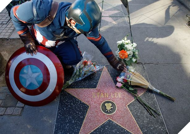 Đại lộ Danh Vọng nơi các fan hâm mộ tiễn đưa Stan Lee chặng đường cuối cùng - Ảnh 4.