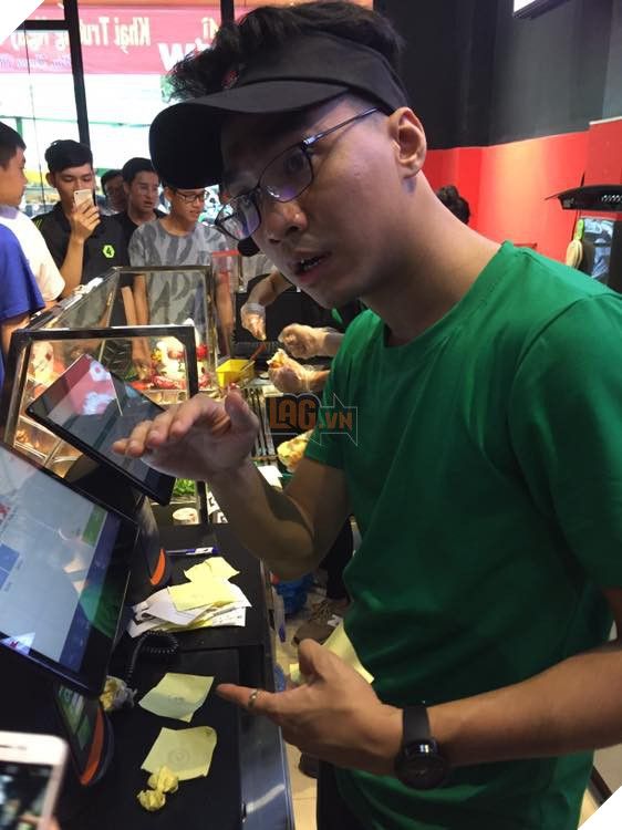 Pewpew tiết lộ doanh thu cao vượt kỳ vọng của quán bánh mì sau ngày đầu mở cửa - Ảnh 1.