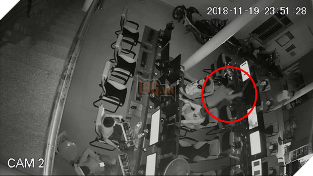 Kinh hoàng thanh niên giữa đêm cầm dao to đùng xông vào quán net chém người - Ảnh 1.