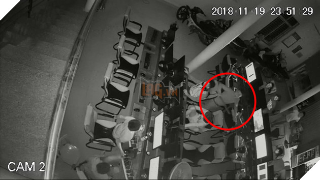 Kinh hoàng thanh niên giữa đêm cầm dao to đùng xông vào quán net chém người - Ảnh 2.