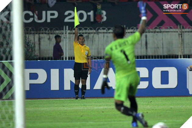 Trọng tài Thái Lan phải đổi avatar Facebook thành màu đen, khóa comment để tự vệ trước cuộc tấn công của fan Việt - Ảnh 2.