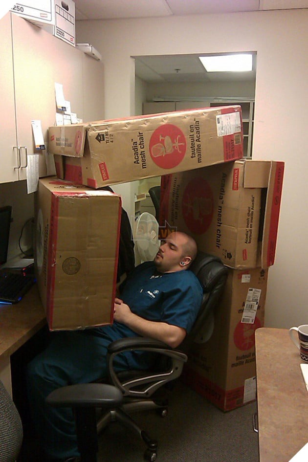 [Vui] Những tư thế ngủ bất chấp mọi hoàn cảnh của các thánh ngủ nướng - Ảnh 2.