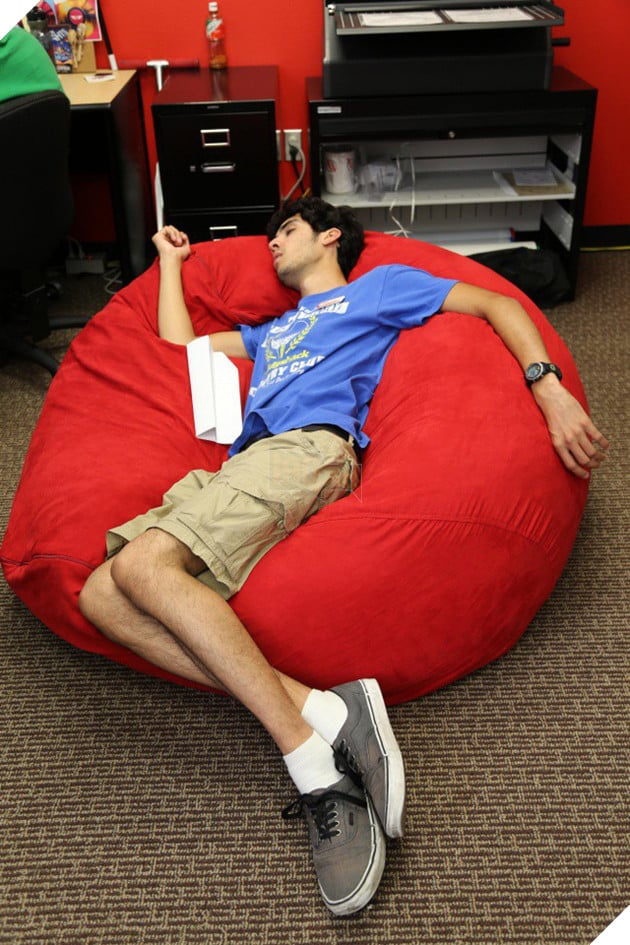 [Vui] Những tư thế ngủ bất chấp mọi hoàn cảnh của các thánh ngủ nướng - Ảnh 8.