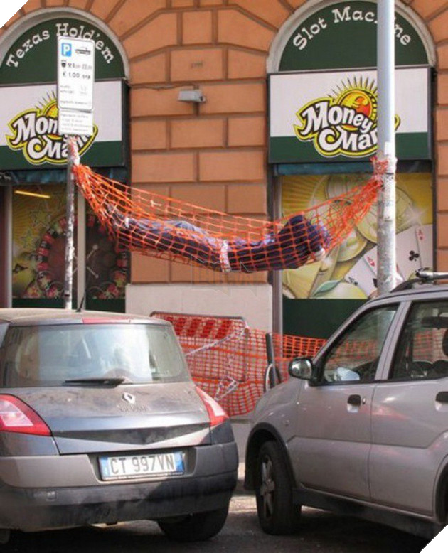 [Vui] Những tư thế ngủ bất chấp mọi hoàn cảnh của các thánh ngủ nướng - Ảnh 11.