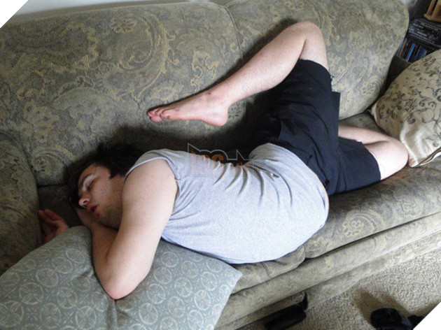 [Vui] Những tư thế ngủ bất chấp mọi hoàn cảnh của các thánh ngủ nướng - Ảnh 12.