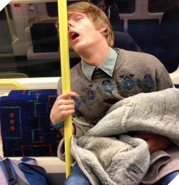 [Vui] Những tư thế ngủ bất chấp mọi hoàn cảnh của các thánh ngủ nướng - Ảnh 13.