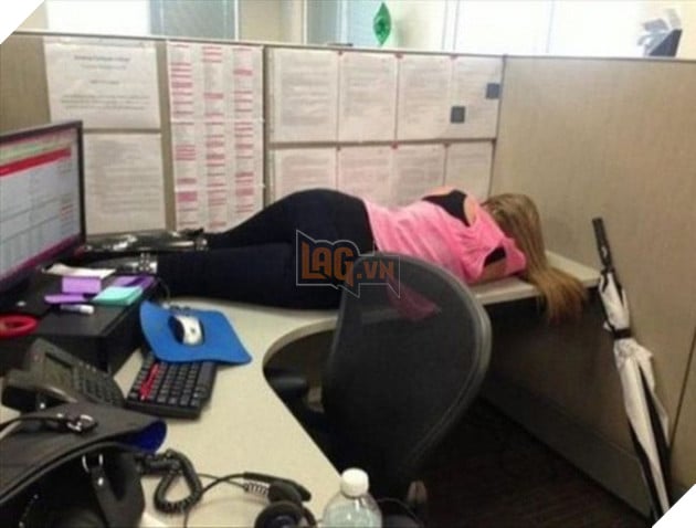 [Vui] Những tư thế ngủ bất chấp mọi hoàn cảnh của các thánh ngủ nướng - Ảnh 3.