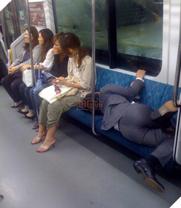 [Vui] Những tư thế ngủ bất chấp mọi hoàn cảnh của các thánh ngủ nướng - Ảnh 4.