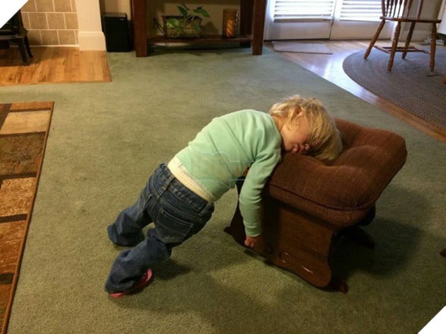 [Vui] Những tư thế ngủ bất chấp mọi hoàn cảnh của các thánh ngủ nướng - Ảnh 5.