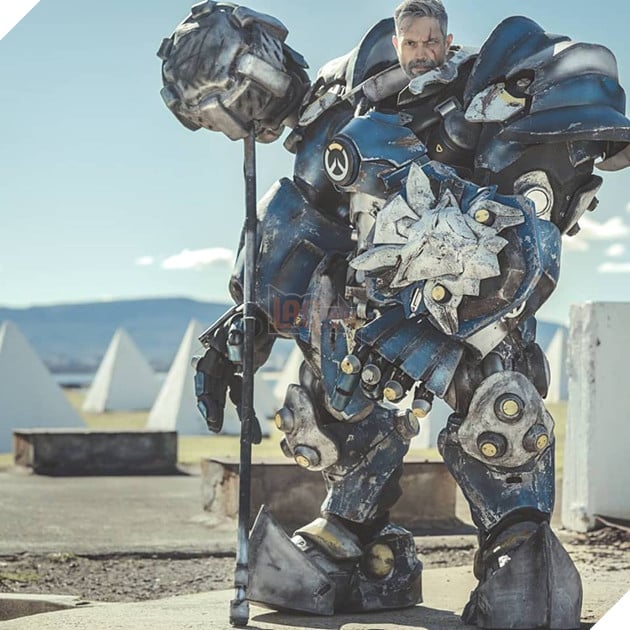 Overwatch: Choáng ngợp với bộ ảnh Reinhardt cực chất và đúng size khổng lồ