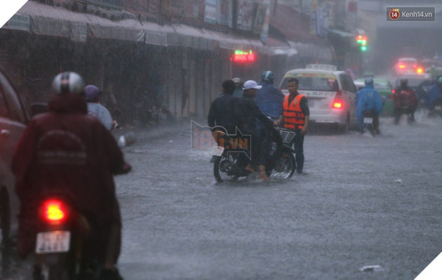 Nóng: Tất cả học sinh tại TPHCM được nghỉ học cả ngày thứ 2 (26/11) do ảnh hưởng của bão số 9 - Ảnh 1.