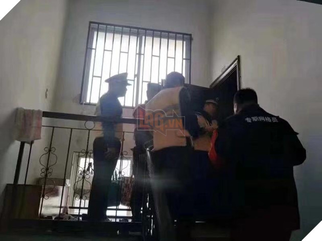 
Cơ quan chức năng đi kiểm tra giấy phép nuôi chó của các hộ gia đình 