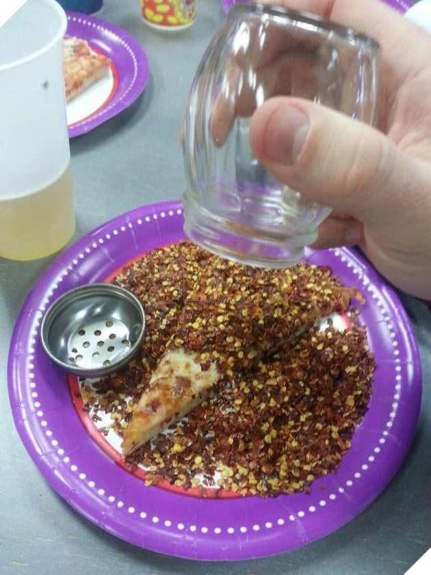 [Vui] Vận số siêu nhọ của 14 kẻ đen đủi đụng đâu hỏng đấy - Ảnh 6.