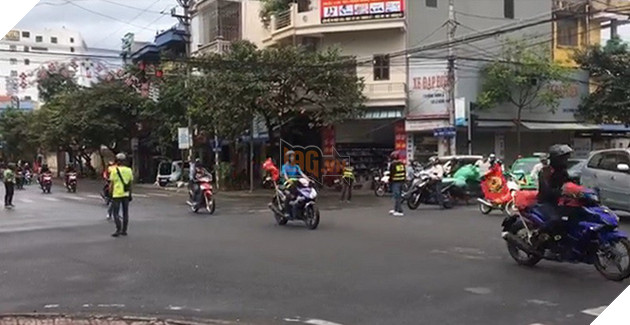 Một số thành viên trong đoàn phượt xuống chặn đường cho đoàn xe đi qua như xe ưu tiên, vượt cả đèn đỏ (ảnh cắt từ video)