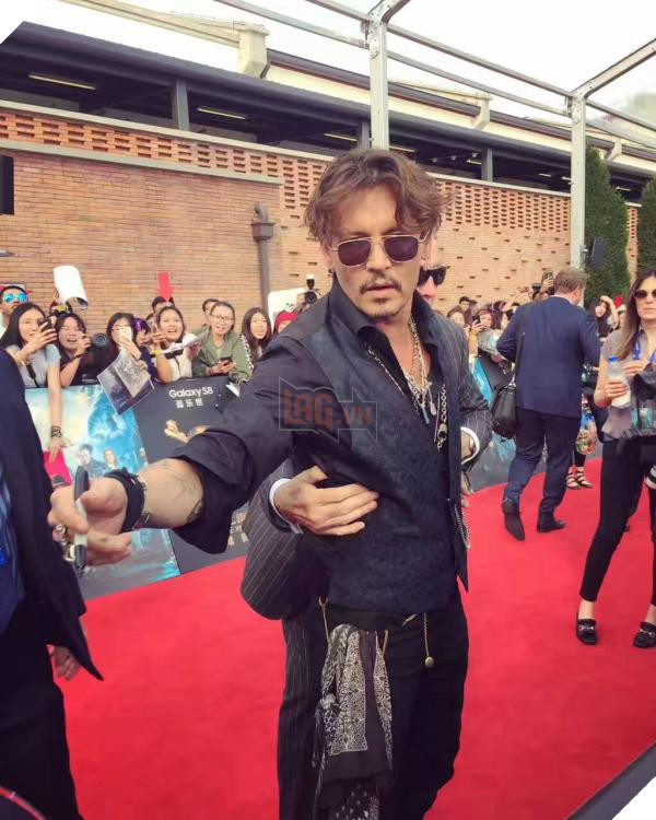 Jonny Deep va cuoc chien voi ve si de co the ki ten cho nguoi ham mo 10 johnny depp ky ten 95