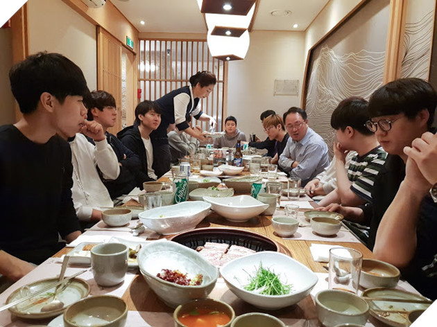 LMHT: SKT T1 tổ chức tiệc chào mừng thành viên mới, lộ nhân vật bí ẩn “dự bị” cho Faker 5