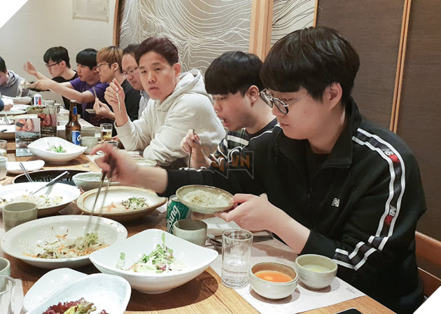 LMHT: SKT T1 tổ chức tiệc chào mừng thành viên mới, lộ nhân vật bí ẩn “dự bị” cho Faker 6