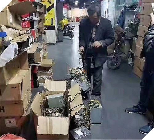 Trâu cày bitcoin bị rao bán như đồng nát, kết cục buồn dành cho những người tin vào tiền ảo? - Ảnh 1.