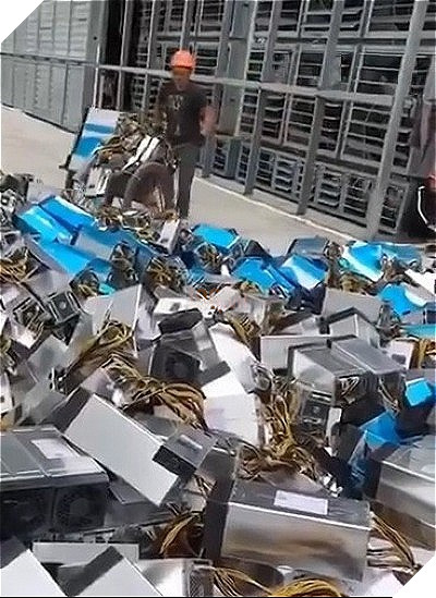 Trâu cày bitcoin bị rao bán như đồng nát, kết cục buồn dành cho những người tin vào tiền ảo? - Ảnh 2.