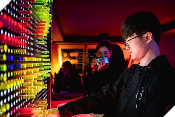 All-Star 2018: Faker lo sợ Bang sẽ học theo Sneaky, quá chìm đắm vào cosplay - Ảnh 1. All-Star 2018: Faker lo sợ Bang sẽ học theo Sneaky, quá chìm đắm vào cosplay - Ảnh 1.