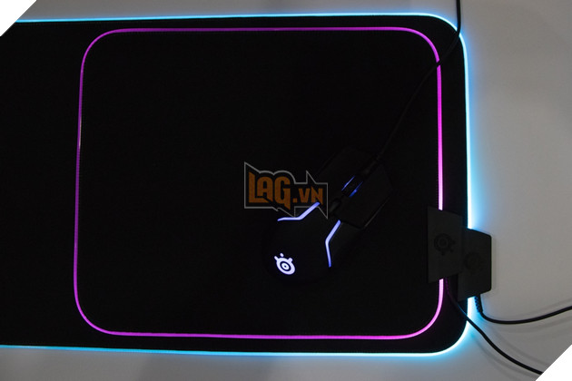 Tren tay nhanh bo san pham lot chuot QcK den tu SteelSeries co vien RGB cuc dep 19 Trên tay nhanh bộ sản phẩm lót chuột QcK đến từ SteelSeries có viền RGB cực đẹp 19