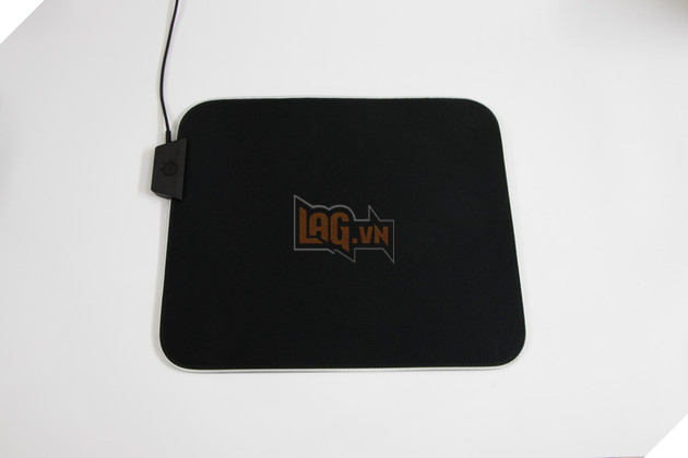 Tren tay nhanh bo san pham lot chuot QcK den tu SteelSeries co vien RGB cuc dep 10 Trên tay nhanh bộ sản phẩm lót chuột QcK đến từ SteelSeries có viền RGB cực đẹp 10