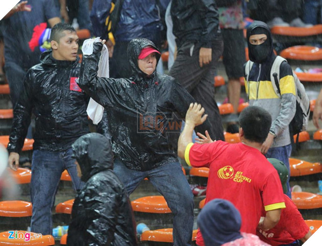 CDV Viet Nam bi duoi danh khi toi Malaysia xem tran chung ket AFF Cup? hinh anh 2