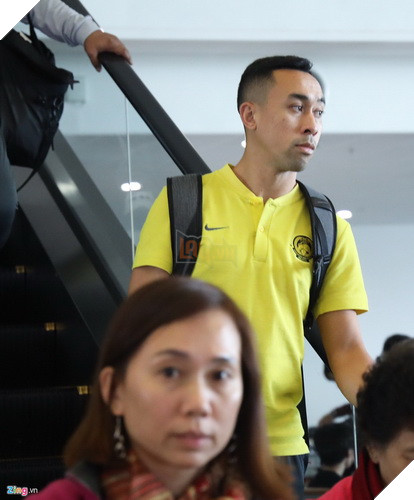  Chim Sẻ Đi Nắng hội ngộ cùng các cầu thủ Malaysia trực tiếp ngay tại sân bay