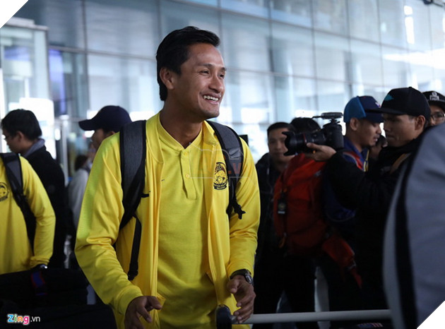  Chim Sẻ Đi Nắng hội ngộ cùng các cầu thủ Malaysia trực tiếp ngay tại sân bay 9