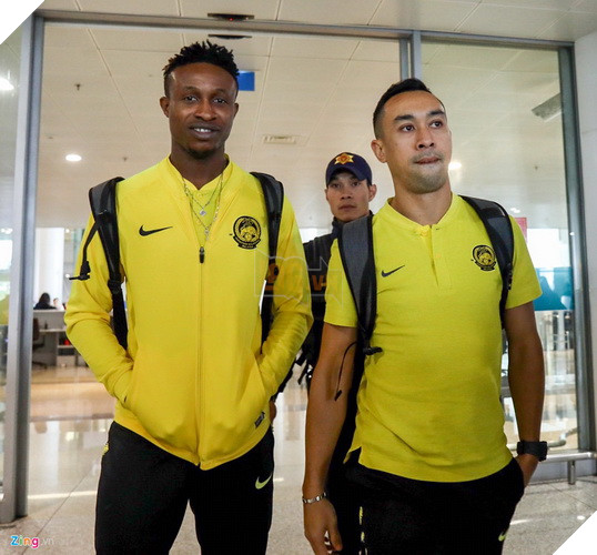  Chim Sẻ Đi Nắng hội ngộ cùng các cầu thủ Malaysia trực tiếp ngay tại sân bay 5