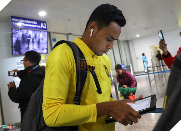  Chim Sẻ Đi Nắng hội ngộ cùng các cầu thủ Malaysia trực tiếp ngay tại sân bay 6
