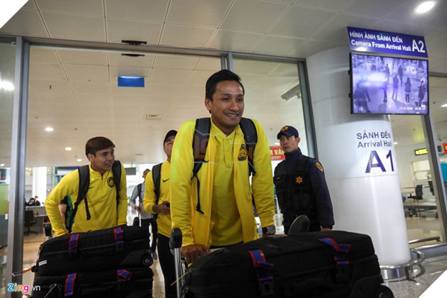  Chim Sẻ Đi Nắng hội ngộ cùng các cầu thủ Malaysia trực tiếp ngay tại sân bay 8