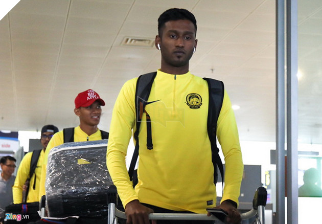  Chim Sẻ Đi Nắng hội ngộ cùng các cầu thủ Malaysia trực tiếp ngay tại sân bay 7