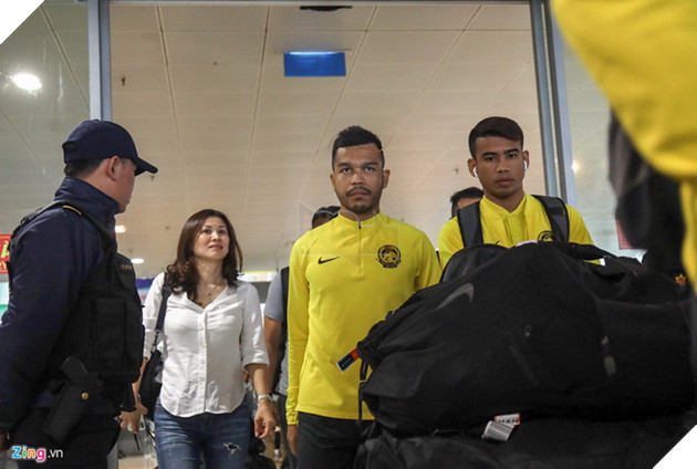  Chim Sẻ Đi Nắng hội ngộ cùng các cầu thủ Malaysia trực tiếp ngay tại sân bay 10