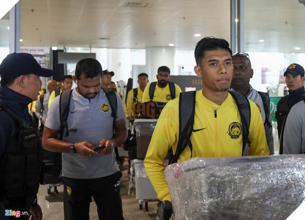 Chim Sẻ Đi Nắng hội ngộ cùng các cầu thủ Malaysia trực tiếp ngay tại sân bay 4
