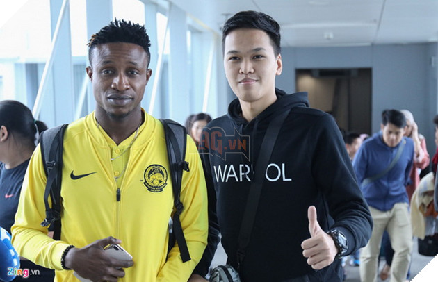  Chim Sẻ Đi Nắng hội ngộ cùng các cầu thủ Malaysia trực tiếp ngay tại sân bay 2