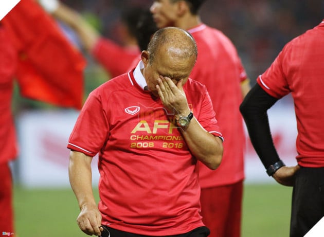 
Và có lẽ, đây là hình ảnh xúc động nhất trước chiến thắng đêm qua của đội tuyển Việt Nam. Huấn luyện viên Park Hang Seo đã không cầm được nước mắt với ngôi vô địch các con vừa dành được.