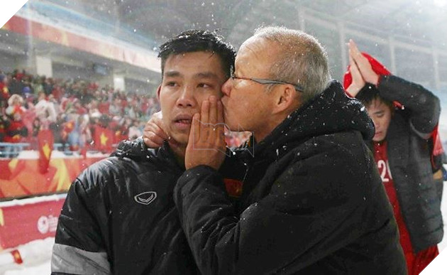 
Khi trượt mất cúp vàng hồi đầu năm ở sân vận động Thường Xuân, Trung Quốc, bố Park đã không ngần ngại an ủi đàn con của mình bằng những nụ hôn.