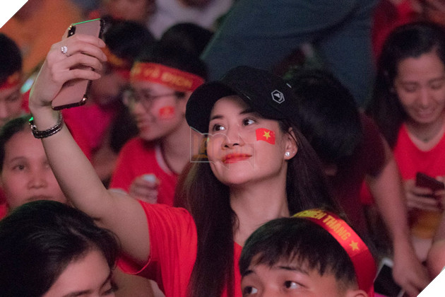 Đồng hành cùng dòng bão người chúc mừng đại thắng của đội tuyển Việt Nam 34