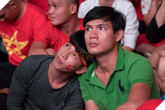 Đồng hành cùng dòng bão người chúc mừng đại thắng của đội tuyển Việt Nam 35