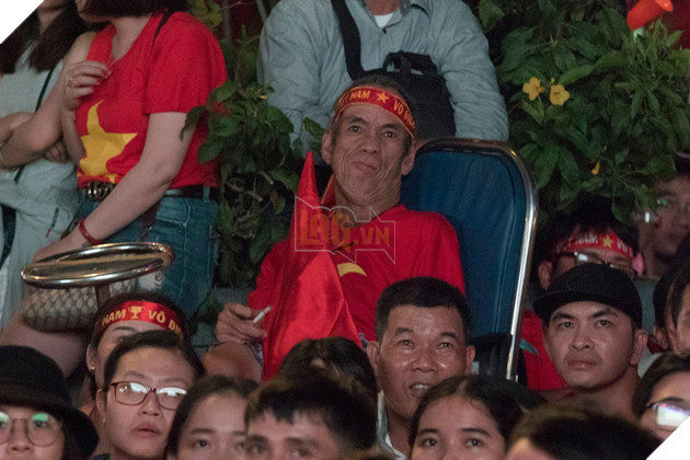 Đồng hành cùng dòng bão người chúc mừng đại thắng của đội tuyển Việt Nam 36