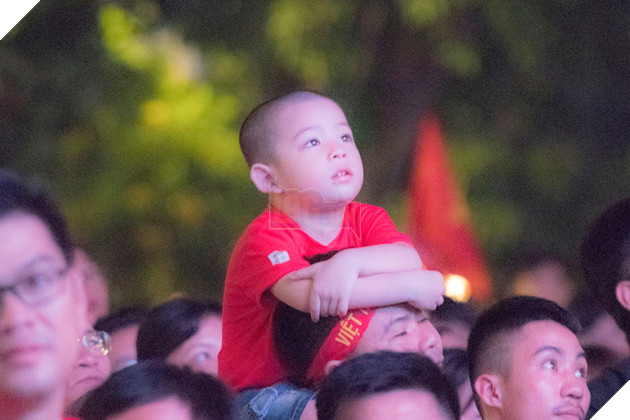 Đồng hành cùng dòng bão người chúc mừng đại thắng của đội tuyển Việt Nam 38