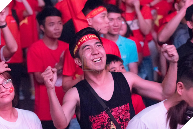 Đồng hành cùng dòng bão người chúc mừng đại thắng của đội tuyển Việt Nam 40