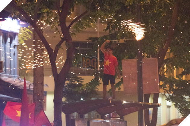 Đồng hành cùng dòng bão người chúc mừng đại thắng của đội tuyển Việt Nam 41