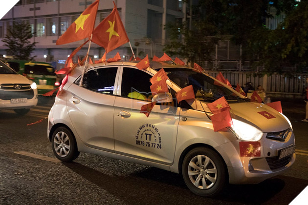 Đồng hành cùng dòng bão người chúc mừng đại thắng của đội tuyển Việt Nam