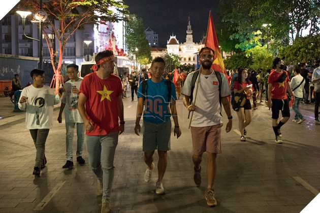 Đồng hành cùng dòng bão người chúc mừng đại thắng của đội tuyển Việt Nam 2