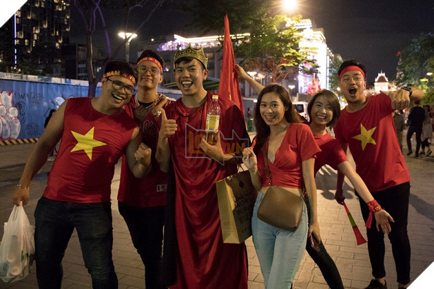 Đồng hành cùng dòng bão người chúc mừng đại thắng của đội tuyển Việt Nam 3