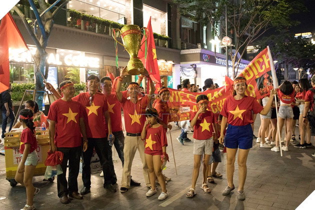 Đồng hành cùng dòng bão người chúc mừng đại thắng của đội tuyển Việt Nam 4