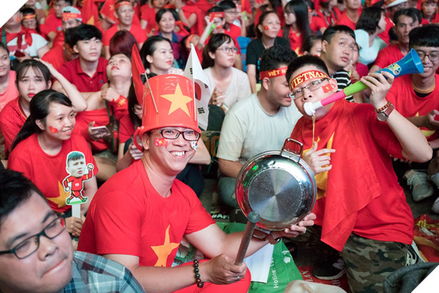 Đồng hành cùng dòng bão người chúc mừng đại thắng của đội tuyển Việt Nam 5